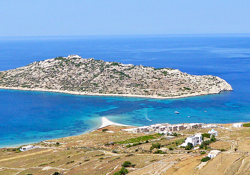 Den lilla stranden Agios Pavlos och ön Nikouria på Amorgos.