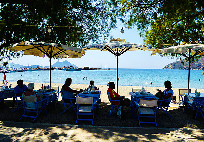 Tavernor och restauranger längs Aegiali beach på Amorgos i Grekland.  