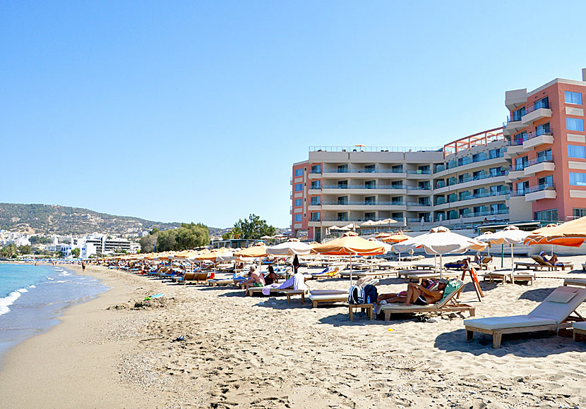 Bra hotell nära sandstranden i Pigadia på Karpathos.