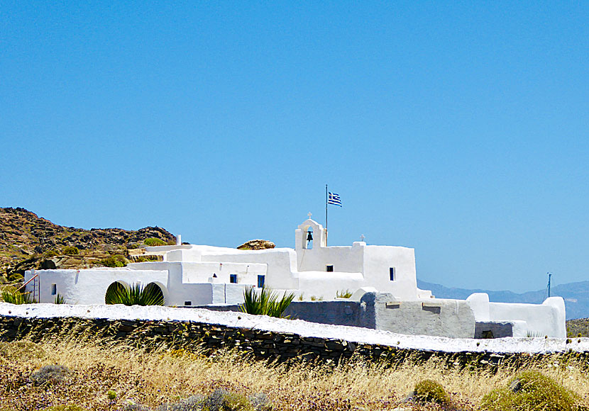 Klostret Agios Ioannis Detis Monastiri mittemellan stränderna Kolymbithres och Monastiri på Paros.